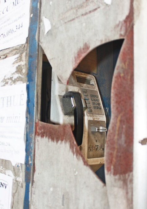 Trải qua thời kỳ hoàng kim - năm 2003 – đến nay dịch vụ điện thoại công cộng dường như chỉ còn trong ký ức của những người dân Hà Nội. Trải qua thời kỳ hoàng kim - năm 2003 – đến nay dịch vụ điện thoại công cộng dường như chỉ còn trong ký ức của những người dân Hà Nội.