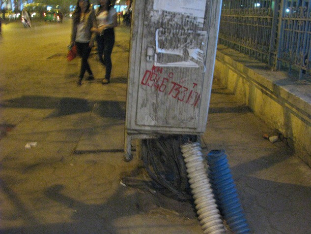 Hộp điện được thiết kế như 1 giá đỡ để chống " bão" ngay trên vỉa hè dành cho người đi bộ. Hộp điện được thiết kế như 1 giá đỡ để chống " bão" ngay trên vỉa hè dành cho người đi bộ.