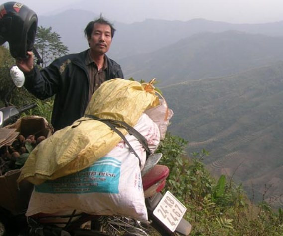 Nhiều loại thuốc phải tự anh đi lấy trong rừng