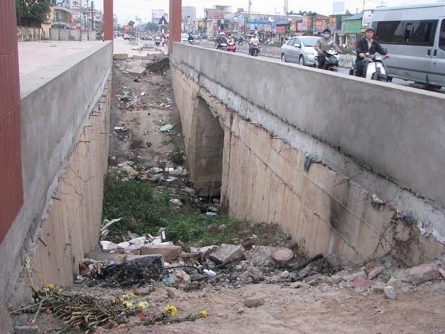 Đây là một hiện trạng cụ thể chứng minh rõ việc đầu tư xây dựng cầu đi bộ theo "cảm tính: và không sát với thực tế. Nơi đông dân cư, có nhu cầu đi lại lớn thì không được đầu tư còn nơi nhu cầu đi lại ít thì xây dựng ồ ạt. Đây là một hiện trạng cụ thể chứng minh rõ việc đầu tư xây dựng cầu đi bộ theo "cảm tính: và không sát với thực tế. Nơi đông dân cư, có nhu cầu đi lại lớn thì không được đầu tư còn nơi nhu cầu đi lại ít thì xây dựng ồ ạt.