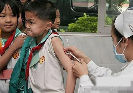 Tiêm đi! Cháu không sợ đau đâu! Tiêm đi! Cháu không sợ đau đâu!