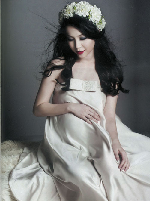 Từ khi đám cưới đến nay Linh Nga khá kín tiếng về chồng của mình. Hầu hết ở các sự kiện cô đều xuất hiện một mình, các khán giả rất háo hức để được tận mắt nhìn phu quân của Linh Nga dù chỉ 1 lần nhưng vẫn chưa có cơ hội.