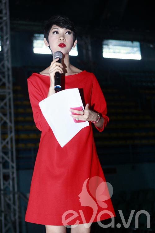 Dù bận rộn với vai trò host của chương trình Vietnam's Next Top Model nhưng Xuân Lan vẫn nhận lời mời chỉ đạo catwalk cho Đẹp Fashion Runway. Dù bận rộn với vai trò host của chương trình Vietnam's Next Top Model nhưng Xuân Lan vẫn nhận lời mời chỉ đạo catwalk cho Đẹp Fashion Runway.