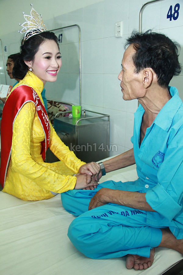 Diện bộ áo dài màu vàng, đội trên đầu vương miện cao quý, Đặng Thu Thảo tiếp tục gây thiện cảm vì vẻ nhẹ nhàng, trong sáng của mình. Sự xuất hiện của Tân Hoa hậu đã làm cả bệnh viện "sôi động" hẳn lên. Rất nhiều người dân Đà Nẵng đã tập trung tại bệnh viện để được ngắm nhìn các nhan sắc Việt.(Theo Kênh 14) Diện bộ áo dài màu vàng, đội trên đầu vương miện cao quý, Đặng Thu Thảo tiếp tục gây thiện cảm vì vẻ nhẹ nhàng, trong sáng của mình. Sự xuất hiện của Tân Hoa hậu đã làm cả bệnh viện "sôi động" hẳn lên. Rất nhiều người dân Đà Nẵng đã tập trung tại bệnh viện để được ngắm nhìn các nhan sắc Việt.(Theo Kênh 14)