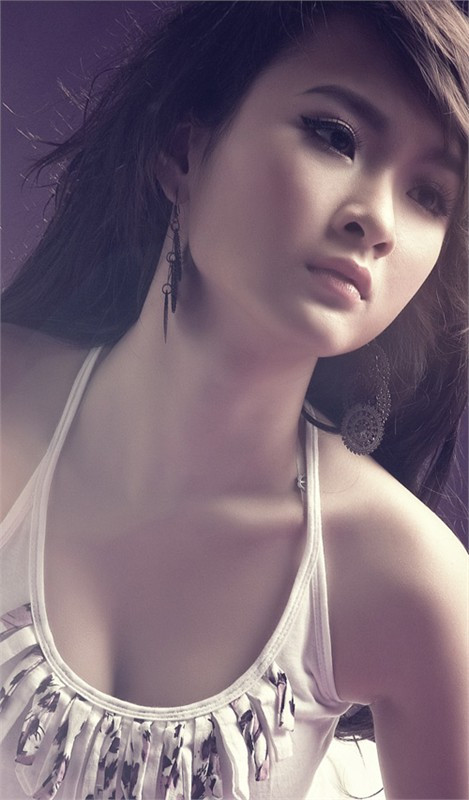 Đây là lần đầu tiên hot girl 18 tuổi Angela Phương Trinh biểu diễn tại sân khấu Thủ đô. Cộng hưởng với dư âm từ vụ lùm xùm mới đây của em gái Phương Trang, chắc chắn Phương Trinh sẽ là tâm điểm chú ý của đêm nhạc tổ chức tại Cung văn hóa hữu nghị Việt Xô. (Theo Zing)