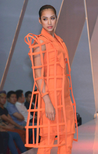 Bị loại khỏi cuộc thi Hoa hậu Việt Nam 2012 trước đêm chung kết 5 tiếng đồng hồ, Vương Thu Phương rất buồn bã. Bên cạnh nhiều lời động viên, chia sẻ với cô, vẫn có không ít ý kiến cho rằng, giá như Vương Thu Phương nói toàn bộ sự thật ngay từ đầu thì mọi việc sẽ bớt căng thẳng hơn. Sau scandal ầm ĩ này, Vương Thu Phương không phát biểu gì nhiều. Tối 28/8, cô bất ngờ xuất hiện trong chương trình 'Thời trang và đam mê' tại TP HCM ở phần mở màn. Bị loại khỏi cuộc thi Hoa hậu Việt Nam 2012 trước đêm chung kết 5 tiếng đồng hồ, Vương Thu Phương rất buồn bã. Bên cạnh nhiều lời động viên, chia sẻ với cô, vẫn có không ít ý kiến cho rằng, giá như Vương Thu Phương nói toàn bộ sự thật ngay từ đầu thì mọi việc sẽ bớt căng thẳng hơn. Sau scandal ầm ĩ này, Vương Thu Phương không phát biểu gì nhiều. Tối 28/8, cô bất ngờ xuất hiện trong chương trình 'Thời trang và đam mê' tại TP HCM ở phần mở màn.