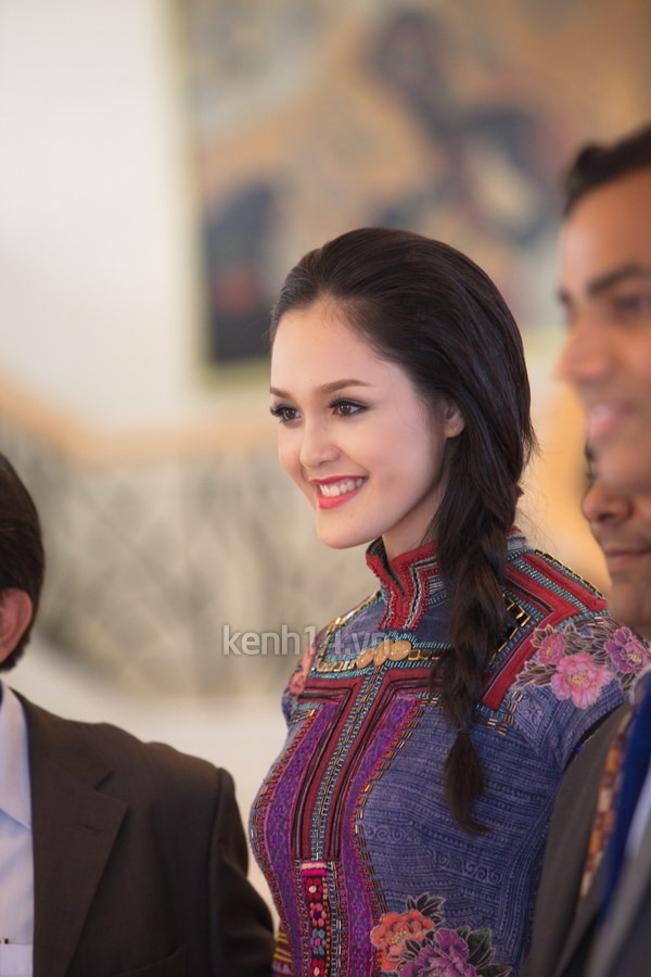 Diện trang phục thổ cẩm khá cầu kỳ nhưng vẫn thanh lịch, Hoàng Anh trông cực nổi bật trong dàn mẫu khách mời. Khuôn mặt trẻ trung, xinh xắn của Hoàng Anh khiến người đối diện có rất nhiều thiện cảm. (Theo Kênh 14) Diện trang phục thổ cẩm khá cầu kỳ nhưng vẫn thanh lịch, Hoàng Anh trông cực nổi bật trong dàn mẫu khách mời. Khuôn mặt trẻ trung, xinh xắn của Hoàng Anh khiến người đối diện có rất nhiều thiện cảm. (Theo Kênh 14)