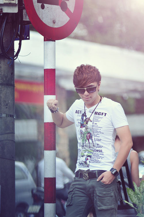 Minh Vương chia sẻ về Hồng Dương và Bùi Anh Tuấn sau tập 1 Vòng đối đầu: "Theo dõi báo chí trong vài ngày qua, tôi thấy rằng có nhiều ý kiến cho rằng sự phô diễn học hành về thanh nhạc của Hồng Dương là nguyên nhân dẫn đến thất bại. Nếu nói vậy có vẻ quy chụp quá. Tôi không nghĩ như vậy. Bản chất nghệ sĩ bên trong của Dương như thế nào thì khi lên sân khấu - nhất là một sân khấu cần phải hết mình để trội hơn người khác như The Voice - bắt buộc cậu ấy phải bộc lộ hết ra khi trình diễn."