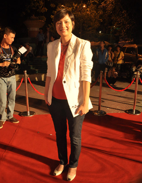 Tối 27/8, tại buổi ra mắt bộ phim Nàng men chàng bóng, Thúy Vinh xuất hiện khá lặng lẽ với trang phục giản dị Tối 27/8, tại buổi ra mắt bộ phim Nàng men chàng bóng, Thúy Vinh xuất hiện khá lặng lẽ với trang phục giản dị