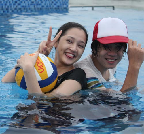 Cùng với 4 anh chàng điển trai của nhóm nhạc Vmusic, Bảo Anh và Bùi Anh Tuấn là những gương mặt khách mời tham gia buổi ghi hình Đồng hành cùng Giọng hát Việt. Tại đây, cặp đôi đã có những khoảnh khắc vui nhộn, nô đùa thoải mái sau những ngày tập luyện căng thẳng cho vòng đấu Liveshow sắp diễn ra. Cùng với 4 anh chàng điển trai của nhóm nhạc Vmusic, Bảo Anh và Bùi Anh Tuấn là những gương mặt khách mời tham gia buổi ghi hình Đồng hành cùng Giọng hát Việt. Tại đây, cặp đôi đã có những khoảnh khắc vui nhộn, nô đùa thoải mái sau những ngày tập luyện căng thẳng cho vòng đấu Liveshow sắp diễn ra.