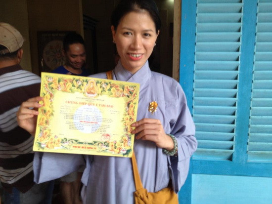 Người mẫu Trang Trần vừa khiến cho bạn bè cũng như người hâm mộ một phen sửng sốt khi xuất hiện trong bộ trang phục đặc biệt. Chân dài gốc Hà Nội đã chính thức quy y tam bảo với pháp danh Diệu Nhã.