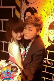 Nhưng sau khi loạt ảnh Phương Trang ôm ấp, "khóa môi" tình cảm với 1 người bạn bị nghi là đồng tính tại 1 quán bar thì người ta bắt đầu "đồn đoán" về giới tính của Em gái Phương Trinh Nhưng sau khi loạt ảnh Phương Trang ôm ấp, "khóa môi" tình cảm với 1 người bạn bị nghi là đồng tính tại 1 quán bar thì người ta bắt đầu "đồn đoán" về giới tính của Em gái Phương Trinh