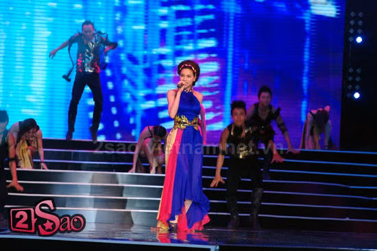 Nữ ca sỹ họ Hồ mang lại hình ảnh mới lạ khi cô diện chiếc áo tứ thân duyên dáng và nhảy trên nền nhạc bốc lửa. (Theo Tinmoi)