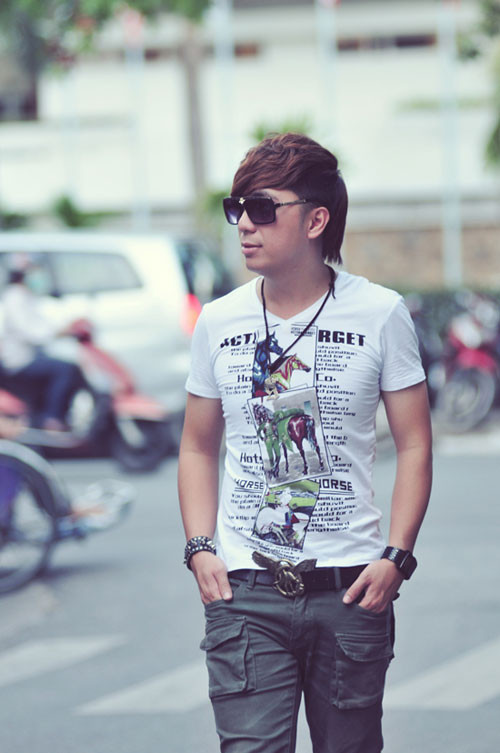 "Khách quan mà nói, Bùi Anh Tuấn có thể kém Hồng Dương về giọng hát và kỹ thuật, nhưng Tuấn lại có được nhiều thứ khác nổi trội hơn trong thời gian gần đây. Bạn thấy đấy, có bộ phim nào còn kéo dài được lâu khi mà diễn viên chính hết đất diễn sớm đâu "(Theo Zing)