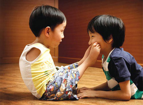 Ở Hàn Quốc, một cậu bé dị tật bẩm sinh - Yu Tae-ho không có cánh tay và chỉ có 4 ngón chân trên mỗi bàn chân nhưng có thể tự làm rất nhiều việc, không những thế suốt 11 năm qua cậu bé khuyết tật này luôn tràn đầy niềm tin yêu cuộc sống. Yu Tae-ho thực sự đã làm được những điều đáng kinh ngạc và mang đến nguồn sức mạnh tinh thần lớn lao cho những bạn nhỏ khuyết tật và mồ côi cùng chung cảnh ngộ như cậu. Tae-ho đã trở thành một nguồn cảm hứng với hàng ngàn người trên các quốc gia khác nhau ngoài "đất nước kim chi" của cậu.