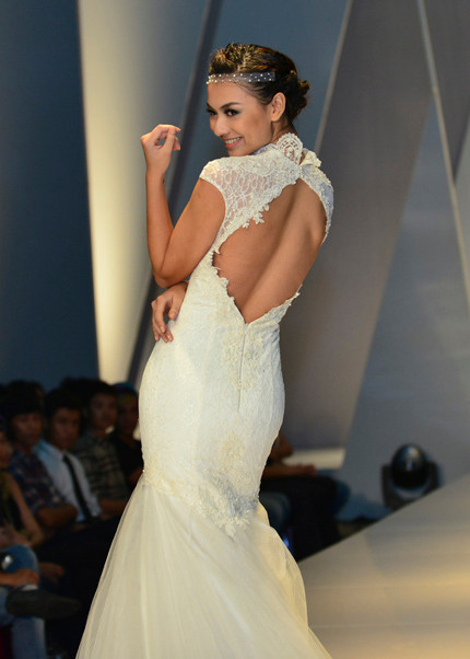 Cô gái 18 tuổi diện váy cưới, khoe lưng trần và nụ cười ngọt ngào. Cô gái 18 tuổi diện váy cưới, khoe lưng trần và nụ cười ngọt ngào.