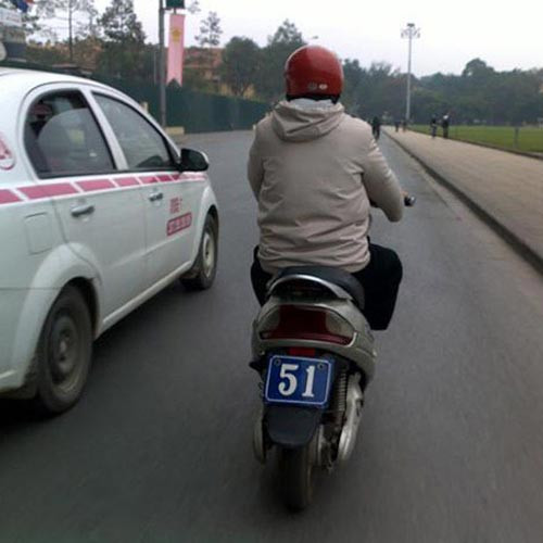 Biển số và số nhà, cùng là ... số