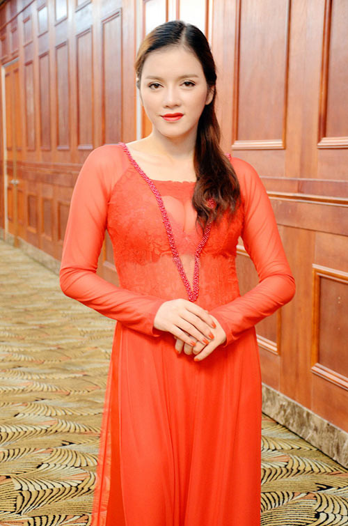 Trong bộ áo dài đỏ xuyên thấu, người đẹp đã khoe khéo được vòng 1 nóng bỏng sau lớp vải ren.