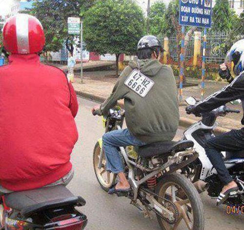 Không có chỗ treo biển số thì ta... đeo vào cổ