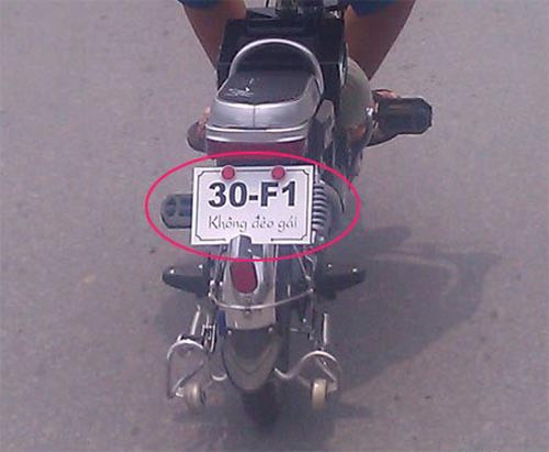 Biển số kiêm... cảnh báo