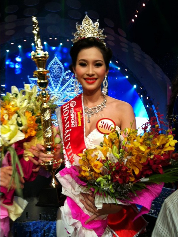 Cuộc thi Hoa hậu Việt Nam 2012 đã kết thúc, vương miện thuộc về cô gái miền Tây 21 tuổi Đặng Thu Thảo. Thu Thảo năm nay 21 tuổi, sở hữu chiều cao 1m73, nặng 49kg và số đo ba vòng 83-60-90. Trước khi lọt vào chung kết Hoa hậu Việt Nam, nữ sinh trường Đại học Tây Đô, Cần Thơ đã đoạt danh hiệu Hoa khôi Đồng bằng sông Cửu Long 2012.