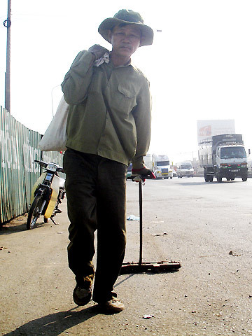 Mặc cái nắng như thiêu đốt và khói bụi nóng hầm hập tỏa ra từ những chiếc ôtô, xe tải..., người đàn ông với nón tai bèo, trang phục bộ đội cụ Hồ ấy vẫn cần mẫn rà từng đoạn đường. Anh là Đinh Công Toản (43 tuổi), nhà ở tận Hóc Môn nhưng chỗ nào có nạn rải đinh là nơi đó có sự hiện diện của anh.