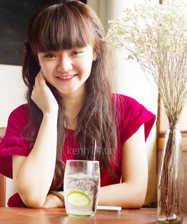 Mặc dù không có được sắc vóc và sự nổi tiếng như cô chị, song Phương Trang cũng có 1 bảng thành tích khá dày: Cô đã tham gia được tổng cộng 11 bộ phim lớn nhỏ: Mùi ngò gai, Hồn trương ba da hàng thịt, Cậu bé ngoài hành tinh, Kính vạn hoa... Mặc dù không có được sắc vóc và sự nổi tiếng như cô chị, song Phương Trang cũng có 1 bảng thành tích khá dày: Cô đã tham gia được tổng cộng 11 bộ phim lớn nhỏ: Mùi ngò gai, Hồn trương ba da hàng thịt, Cậu bé ngoài hành tinh, Kính vạn hoa...