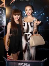 Liên lạc với Angela Phương Trinh, cô giải thích rằng:“Tôi không biết phải nói thế nào nhưng tôi sốc và buồn khi nhìn thấy những tấm ảnh phản cảm này của em gái. Bình thường chị em tôi rất ít khi đi bar. Tuy nhiên, do vui và không kiểm soát được bản thân, Trang đã uống quá nhiều nên đã có những hành động không đẹp như mọi người thấy. Tôi rất buồn về điều này” (Theo Zing) Liên lạc với Angela Phương Trinh, cô giải thích rằng:“Tôi không biết phải nói thế nào nhưng tôi sốc và buồn khi nhìn thấy những tấm ảnh phản cảm này của em gái. Bình thường chị em tôi rất ít khi đi bar. Tuy nhiên, do vui và không kiểm soát được bản thân, Trang đã uống quá nhiều nên đã có những hành động không đẹp như mọi người thấy. Tôi rất buồn về điều này” (Theo Zing)