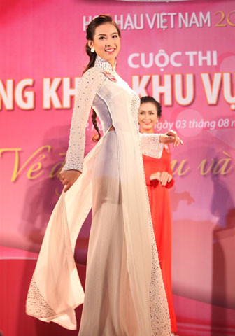 Vương Thu Phương nhận được công văn từ 15h chiều ngày 25/8, chỉ cách đêm chung kết có 5 giờ đồng hồ, và công văn cũng có hiệu lực từ thời điểm này. Lý do được đưa ra là thí sinh này đã vi phạm Thể lệ cuộc thi Hoa hậu Việt Nam và Quy chế Tổ chức thi Hoa hậu, Hoa khôi, Người đẹp của Bộ Văn hóa Thể thao và Du lịch. Vương Thu Phương nhận được công văn từ 15h chiều ngày 25/8, chỉ cách đêm chung kết có 5 giờ đồng hồ, và công văn cũng có hiệu lực từ thời điểm này. Lý do được đưa ra là thí sinh này đã vi phạm Thể lệ cuộc thi Hoa hậu Việt Nam và Quy chế Tổ chức thi Hoa hậu, Hoa khôi, Người đẹp của Bộ Văn hóa Thể thao và Du lịch.