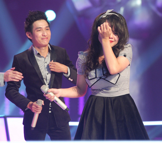 Thái Trinh chia sẻ lý do “xuống phong độ”: “ Tôi là người không bao giờ thích đổ thừa cho hoàn cảnh. Tôi chỉ hy vọng mọi người hãy nhìn nhận, đánh giá một người không chỉ qua một bài hát mà là cả một quá trình. Thật ra ở vòng Giấu mặt, tôi đã bị viêm họng rồi. Còn đến vòng thi Đối đầu, trước giờ lên sân khấu, tôi và một vài thí sinh nữa được chị Hà Hồ dẫn đi chích thuốc chữa họng.”