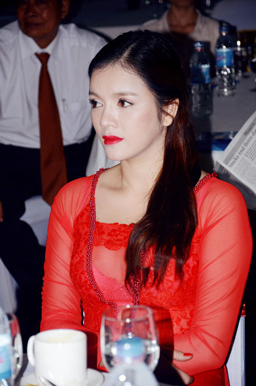 Cô cho biết vừa hoàn thành xong vai diễn trong bộ phim "Mùa hè lạnh" của đạo diễn Ngô Quang Hải và ngay lập tức trở lại với cương vị đại sứ của mình. Sau khi trở về từ Hà Nội, cô sẽ bay thẳng qua Hồng Kông - Quảng Châu để tham dự hội thảo xúc tiến thương mại và du lịch.