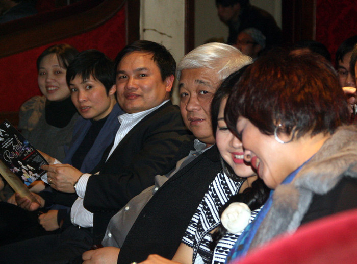 Tối 14/2, bầu Kiên (tóc bạc) cùng vợ đi dự đêm ca nhạc từ thiện "Thương" của ca sĩ Thanh Lam tại Nhà hát lớn Hà Nội. Tối 14/2, bầu Kiên (tóc bạc) cùng vợ đi dự đêm ca nhạc từ thiện "Thương" của ca sĩ Thanh Lam tại Nhà hát lớn Hà Nội.