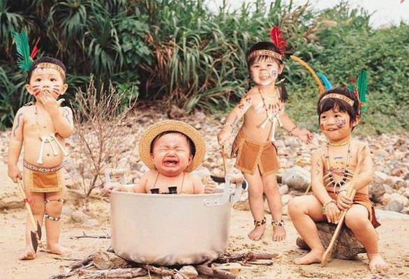 Mẹ ơi! Chúng nó dọa con. Mẹ ơi! Chúng nó dọa con.