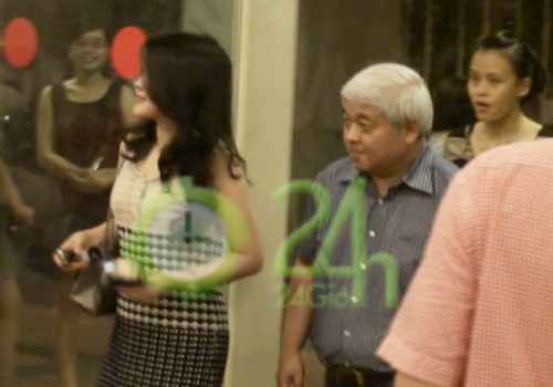 12/4, bầu Kiên cùng vợ đi xem đêm nhạc thứ 2 của Mỹ Linh mang tên "Và em sẽ hát", diễn ra tại Cung văn hóa hữu nghị Việt Xô 12/4, bầu Kiên cùng vợ đi xem đêm nhạc thứ 2 của Mỹ Linh mang tên "Và em sẽ hát", diễn ra tại Cung văn hóa hữu nghị Việt Xô