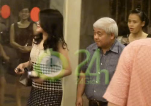 12/4, bầu Kiên cùng vợ đi xem đêm nhạc thứ 2 của Mỹ Linh mang tên "Và em sẽ hát", diễn ra tại Cung văn hóa hữu nghị Việt Xô