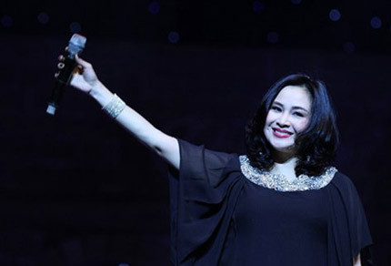 "Tôi nói thật bởi tôi biết nó có thể kích người khác phát triển, còn nếu tôi nói khiến người khác đau mà dẫn đến ngõ cụt, tôi cũng chẳng nói. Tôi nghĩ mình cần nói ra những điều ấy dù biết bây giờ, người ta nhìn nhau rất cay nghiệt. Giá như người ta độ lượng hơn, nhân ái hơn, tha thứ hơn sẽ thấy những điều tôi nói là khích lệ, thách thức, là sự kích tướng. Tôi giờ đâu phải lúc đi ra đường để nói những điều lảm nhảm. Tôi nhìn ra những sự thật trong sự xum xoe, những ánh hào quang ảo để nói thẳng, tác động đến nhận thức.' (Theo VTC News) "Tôi nói thật bởi tôi biết nó có thể kích người khác phát triển, còn nếu tôi nói khiến người khác đau mà dẫn đến ngõ cụt, tôi cũng chẳng nói. Tôi nghĩ mình cần nói ra những điều ấy dù biết bây giờ, người ta nhìn nhau rất cay nghiệt. Giá như người ta độ lượng hơn, nhân ái hơn, tha thứ hơn sẽ thấy những điều tôi nói là khích lệ, thách thức, là sự kích tướng. Tôi giờ đâu phải lúc đi ra đường để nói những điều lảm nhảm. Tôi nhìn ra những sự thật trong sự xum xoe, những ánh hào quang ảo để nói thẳng, tác động đến nhận thức.' (Theo VTC News)