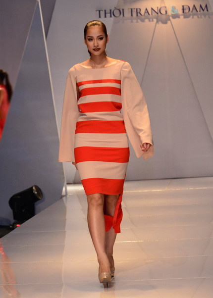 Trình diễn rất tự tin, nhưng khuôn mặt của giải vàng Siêu mẫu 2011 vẫn thoáng nét u buồn Trình diễn rất tự tin, nhưng khuôn mặt của giải vàng Siêu mẫu 2011 vẫn thoáng nét u buồn