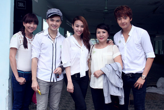 Đến hẹn lại lên, tới mùa Vu Lan, Ngân Khánh lại rủ bạn bè và người hâm mộ cùng chung tay tham gia nhiều hoạt động thiện nguyện. Lần này, cô cùng những người bạn cũ trong công ty Music Box là Ngô Kiến Huy, Nam Cường... và các fan tới thăm trung tâm Thạnh Lộc vì hầu hết những cụ ông, cụ bà ở đây đều không có người thân chăm sóc.