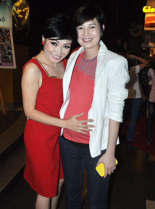 Dù đang mang thai ở những tháng cuối nhưng cô vẫn rất nhiệt tình đến xem và ủng hộ cho bộ phim của học trò Ngô Kiến Huy.(Theo 24h) Dù đang mang thai ở những tháng cuối nhưng cô vẫn rất nhiệt tình đến xem và ủng hộ cho bộ phim của học trò Ngô Kiến Huy.(Theo 24h)