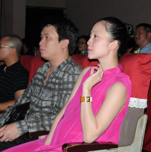 Bất ngờ, trong buổi tổng duyệt chương trình "Chuyện kể về sen" do nghệ sỹ Vương Linh (mẹ Linh Nga) dàn dựng, ông xã của "thiên nga làng múa Việt Nam" xuất hiện bên cạnh vợ trên hàng ghế khán giả. Đây là lần đầu ông xã Linh Nga "lộ diện" trước công chúng.(Theo Ngoisao.net)