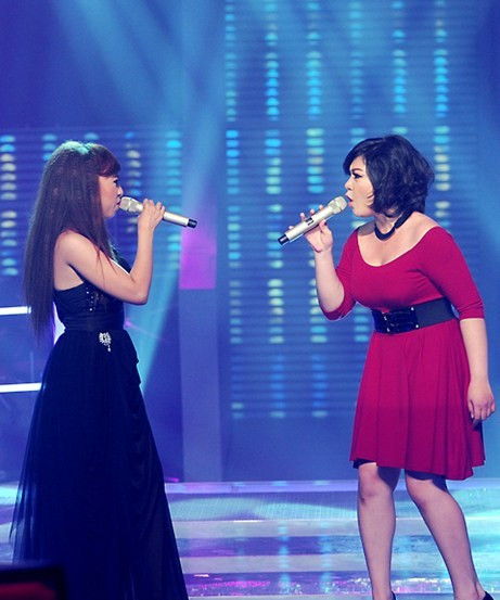 Diễm My nói về phần trình diễn của mình và Xuân Nghi: “Ban đầu, tôi nói với Nghi là hai chị em sẽ hát ca khúc này thật hòa quyện vào nhau chứ đừng "đấu" với nhau cái gì cả. Nhưng tiếc là không được, BTC bắt hai đứa phải thực sự đối đầu với nhau để tạo nên kịch tính cho chương trình. Ngay cả anh Hưng cũng dặn cả hai là phải cố gắng vừa "đấu", vừa hòa quyện với nhau.” Diễm My nói về phần trình diễn của mình và Xuân Nghi: “Ban đầu, tôi nói với Nghi là hai chị em sẽ hát ca khúc này thật hòa quyện vào nhau chứ đừng "đấu" với nhau cái gì cả. Nhưng tiếc là không được, BTC bắt hai đứa phải thực sự đối đầu với nhau để tạo nên kịch tính cho chương trình. Ngay cả anh Hưng cũng dặn cả hai là phải cố gắng vừa "đấu", vừa hòa quyện với nhau.”