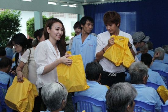 Cô nàng ăn vận giản dị và không hề che giấu sự xót xa khi tận mắt chứng kiến cuộc sống khó khăn của các cụ già tại trung tâm nuôi dưỡng và bảo trợ bệnh nhân bại liệt ở quận 12 - TP.HCM.(Theo Zing)