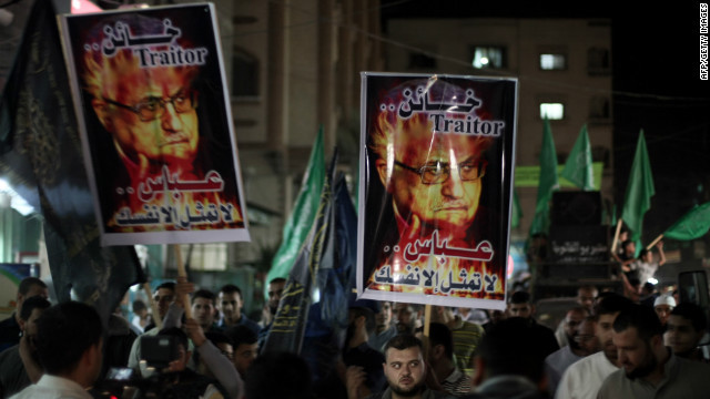 Các thành viên Hamas giơ biểu ngữ cáo buộc Tổng thống Abbas là "Kẻ phản bội". Các thành viên Hamas giơ biểu ngữ cáo buộc Tổng thống Abbas là "Kẻ phản bội".