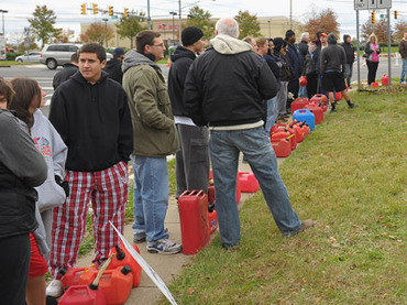 Dòng người xếp hàng chờ mua xăng dài dằng dặc ở New Jersey