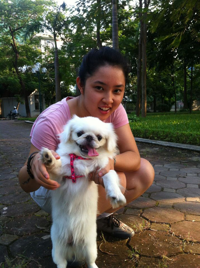 Bảo Trâm dễ thương bên chú cún yêu của cô nàng.