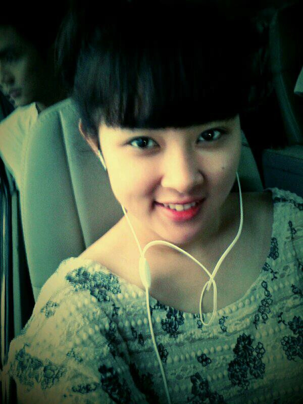 Cô nàng sở hữu khuôn mặt bẫu bĩnh, nụ cười sáng và dễ thương.