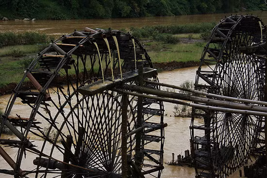 Quá trình làm mỗi chiếc cọn là cả một kỳ công với những bí quyết được truyền lại từ nhiều thế hệ. Muốn làm được một chiếc cọn nước tốt thì phải chuẩn bị vật liệu thật cẩn thận. Tất cả vật liệu để làm cọn như gỗ, tre nứa, vầu, lạt, giang mây,… đều phải lấy từ rừng đem về và đều đã để khô (Ảnh: Internet).