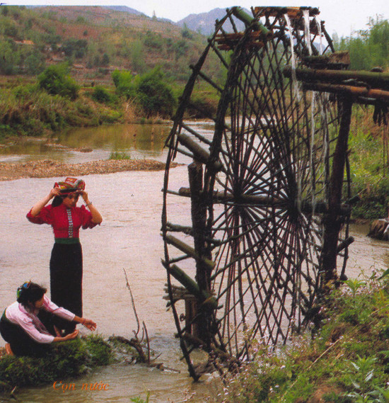 Hình ảnh những thiếu nữ các dân tộc vùng cao bên những chiếc cọn nước luôn làm đắm say biết bao du khách (Ảnh: Internet).