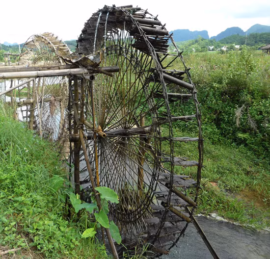 Nhờ cọn dẫn nước mà con người giảm được biết bao công sức nhọc nhằn: cọn đưa nước về bên những chái nhà để có nước sinh hoạt giảm công sức của những thiếu nữ sáng sáng dậy sớm đi xa hang chục cây số gùi nước về sinh hoạt; Cọn cõng nước lên cao cho đồng bào cày bừa, cấy lúa, trồng sắn, trỉa bắp cho ruộng nương, bờ bãi xanh tươi ngút ngàn.…(Ảnh: Phạm Hải).