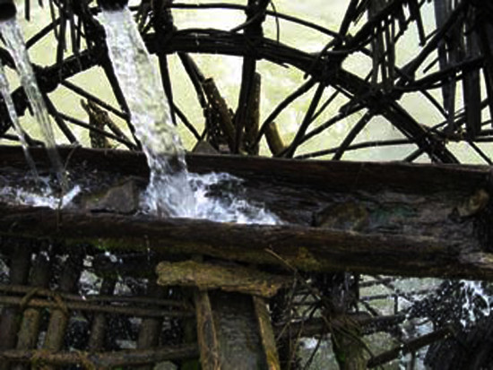 Mỗi một chiếc cọn được hoàn thành là biết bao tâm huyết và công sức của người làm ra gửi vào đó và từ bao đời nay, hình ảnh các cọn nước như những bánh xe khổng lồ chậm rãi quay những vòng quay đều đều bên dòng suối, bên ruộng nương, đồi bãi của đồng bào các dân tộc vùng cao (Ảnh: Internet).